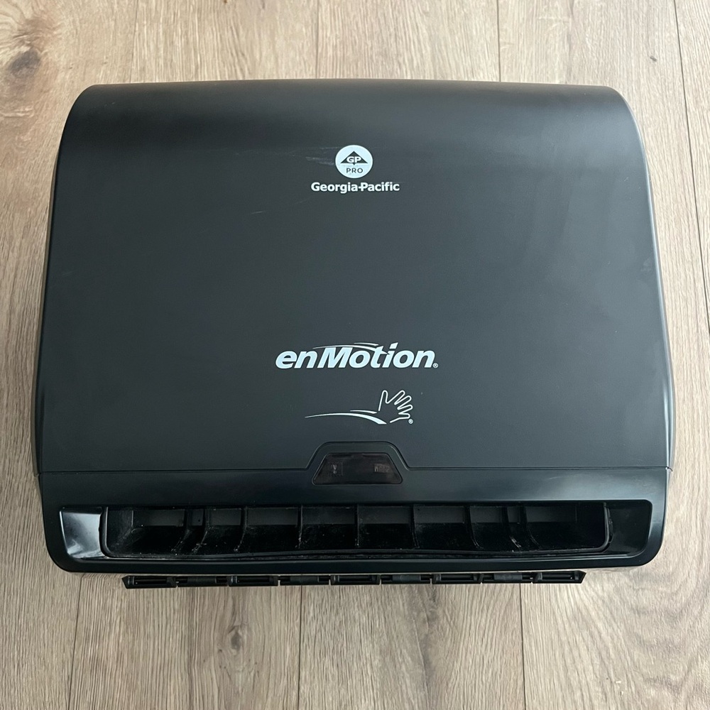 Automated touchless roll paper towel dispenser